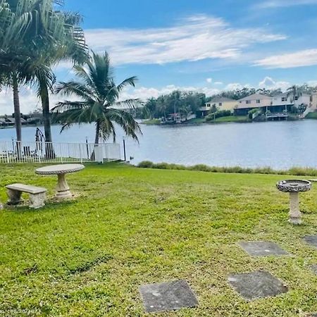 Cozy Lakeside Suite With Private Bath & Entrance بيمبروك باينز المظهر الخارجي الصورة