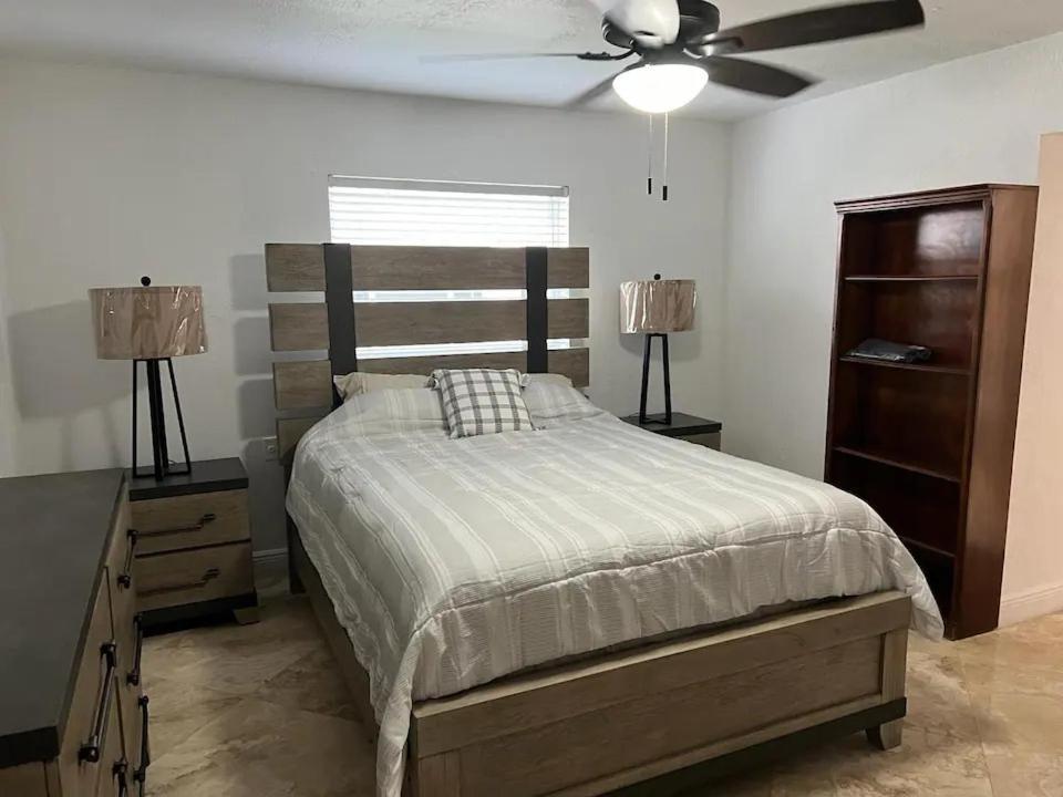 Cozy Lakeside Suite With Private Bath & Entrance بيمبروك باينز المظهر الخارجي الصورة