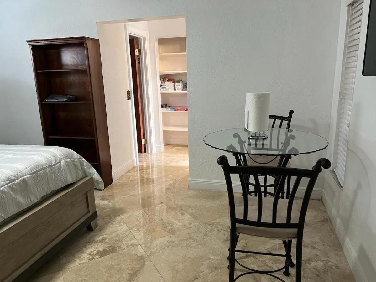Cozy Lakeside Suite With Private Bath & Entrance بيمبروك باينز المظهر الخارجي الصورة